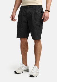 Shorts cargo noirs avec plusieurs poches, fabriqués en tissu léger. Présentent une fermeture à boutons et une taille élastique pour plus de confort.