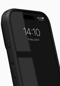 Czarny smartfon z błyszczącą powierzchnią, na wyświetlaczu pokazujący cyfrowy zegar i datę, widoczne boczne przyciski, odbijający źródło światła.