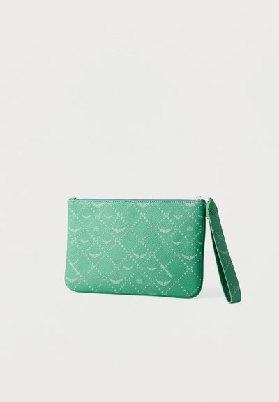 Πράσινο τσάκι για καρπό με σχεδιασμένη επιφάνεια και κλείσιμο με φερμουάρ σε λευκό φόντο.