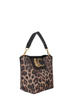 Bolso con estampado de leopardo, asa negra y emblema decorativo dorado en la solapa frontal sobre fondo blanco.