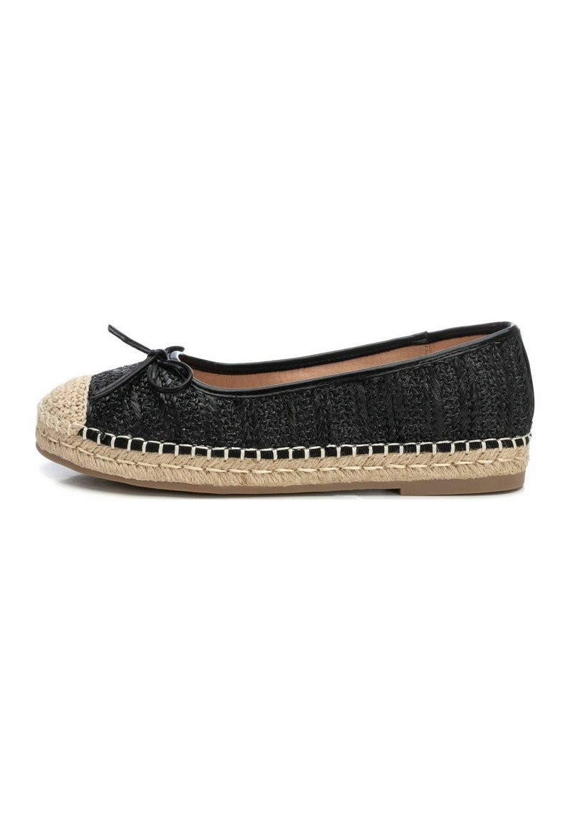 Zapato plano negro con parte superior de textil trenzado, puntera redondeada de yute, lazo decorativo y detalles cosidos a lo largo de la suela.