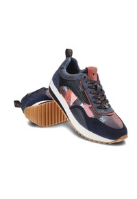 Sneaker blu e rosa con motivo, con una suola intermedia bianca imbottita, suola in gomma e sovrapposizioni testurizzate. Caratterizzano camoscio blu navy e lacci.
