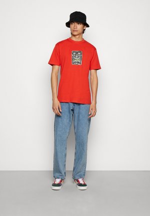 ROSKOPP FACE FRONT UNISEX - Triko s potiskem - artisinal red