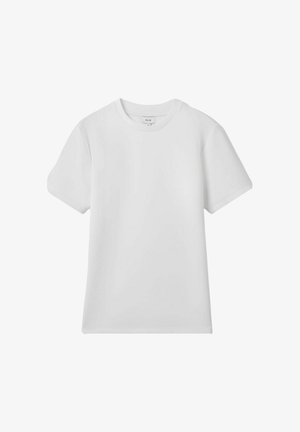 Camiseta blanca de manga corta, hecha de algodón, con un cuello redondo y un corte relajado, sin patrones ni acentos visibles.