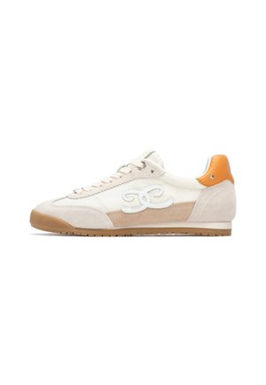 Zapatilla blanca y beige con parte superior de ante y cuero, cuenta con un diseño de logo, cierre con cordones y suela de goma color canela. Acentuada con un talón naranja.