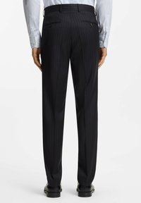 Czarne spodnie w cienkie prążki o dopasowanym kroju, z podwójnymi tylnymi kieszeniami, zapinane na guziki, o gładkiej fakturze materiału.