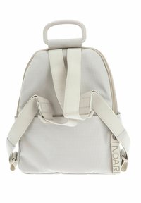 Zaino in grigio chiaro, tessuto texture con forma arrotondata. Presenta spallacci regolabili e una maniglia superiore. Accentuato con un'etichetta del logo.