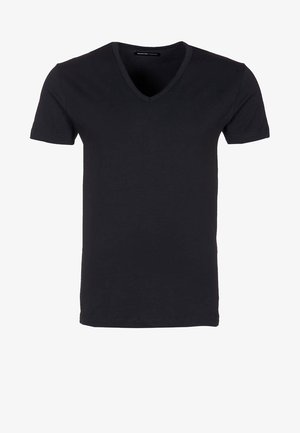 Černé tričko s výstřihem do V vyrobené z měkké bavlny. Krátké rukávy, úzký střih, čisté okraje, bez dalších vzorů nebo ozdob.