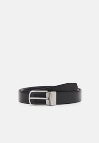 Zwarte leren riem met een rechthoekige zilveren metalen gesp. De riem is glad met scherpe randen en een eenvoudig ontwerp, zonder versieringen.