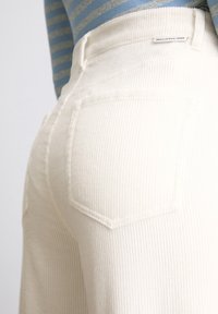 Marc O'Polo DENIM TOMMA LIKE FIVE POCKET - Broek - silky white