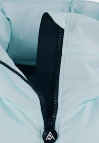 Doudoune bleu clair avec une fermeture éclair noire. La fermeture éclair est dotée d'un tirette de logo distinctif et d'une texture extérieure lisse et brillante.