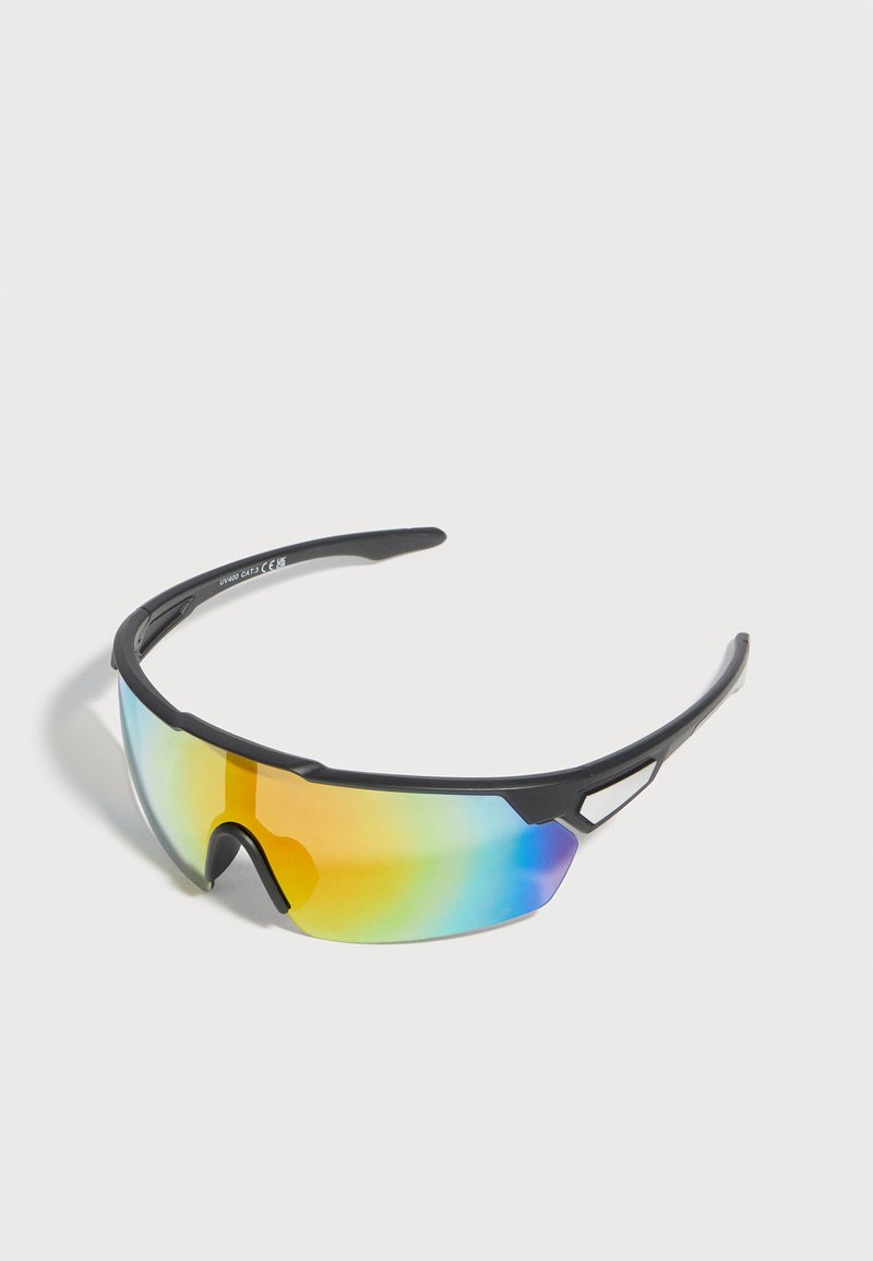 Lunettes de soleil de sport noires avec verres teintés arc-en-ciel enveloppants et monture légère, conçues pour les activités de plein air.