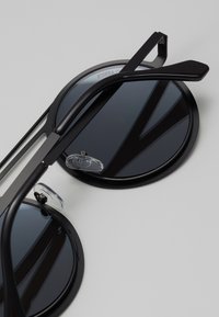 Urban Classics CHAIN SUNGLASSES - Akiniai nuo saulės - silver mirror/black