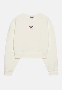Roomkleurige cropped sweatshirt met lange mouwen, voorzien van een kleine oranje vlinder geborduurd op de borst. Zachte, gladde textuur.