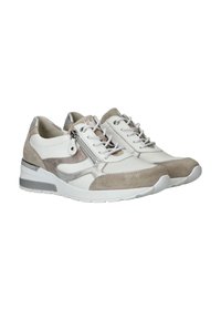 Weiße und graue Sneakers aus einer Kombination von glattem Leder und Wildleder, versehen mit einem strukturierten Muster, einem Reißverschlussdetail und einer klobigen weißen Sohle.