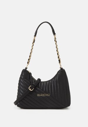 Schwarze, gesteppte Lederhandtasche mit goldener Kettenriemen und verstellbarem Schulterriemen. Verfügt über einen Reißverschluss und ein Logo-Detail auf der Vorderseite.