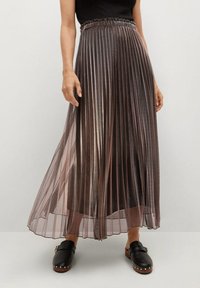 Metalen plisseren midi rok in bruintinten, met een elastische tailleband en een vloeiende snit. De stof heeft een gladde, glanzende textuur.