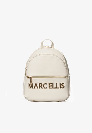 Petit sac à dos crème avec fermeture éclair dorée et grand logo doré "MARC ELLIS" sur la poche avant, doté d'une poignée supérieure.