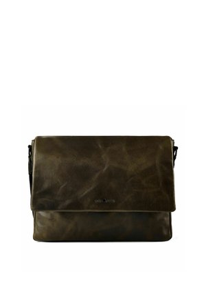 Dunkelbraune Leder-Umhängetasche mit Klappverschluss und verstellbarem Schultergurt, strukturierte Oberfläche und dezente Markenprägung auf der Vorderseite.