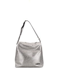 Borsa in pelle metallica argento con un design morbido, tracolla regolabile e una piccola etichetta logo rettangolare. Texture liscia e forma morbida.
