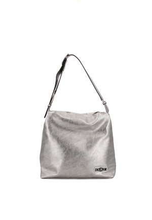 Borsa in pelle metallica argento con un design morbido, tracolla regolabile e una piccola etichetta logo rettangolare. Texture liscia e forma morbida.