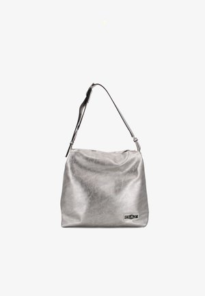 Borsa in pelle metallica argento con un design morbido, tracolla regolabile e una piccola etichetta logo rettangolare. Texture liscia e forma morbida.