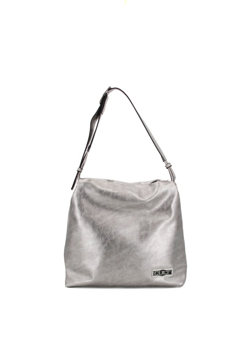 Borsa in pelle metallica argento con un design morbido, tracolla regolabile e una piccola etichetta logo rettangolare. Texture liscia e forma morbida.