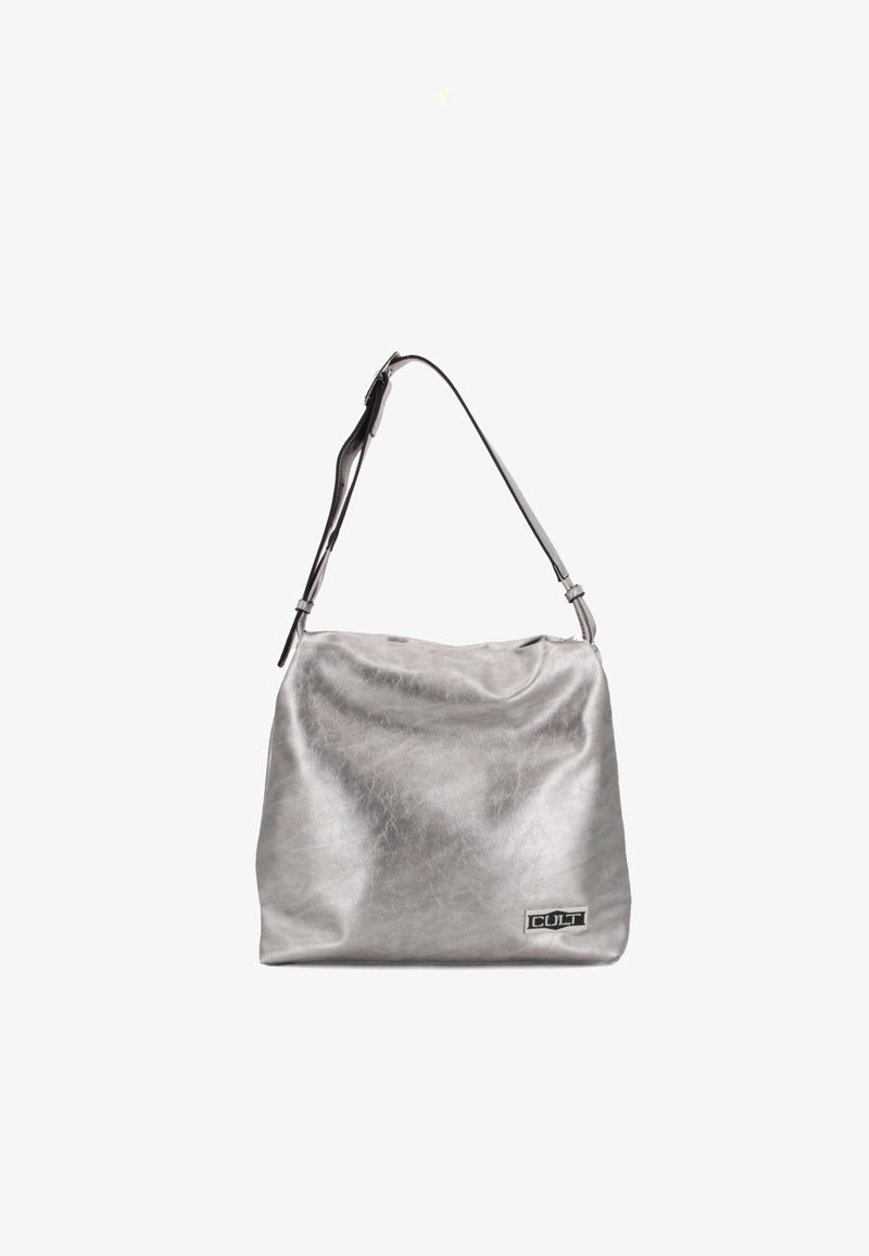 Borsa in pelle metallica argento con un design morbido, tracolla regolabile e una piccola etichetta logo rettangolare. Texture liscia e forma morbida.