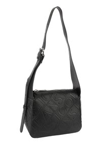 Czarna skórzana torebka na ramię o teksturowanej powierzchni, z tłoczonymi wzorami logo, regulowanym paskiem i zamkiem błyskawicznym. Kompaktowy, prostokątny kształt.