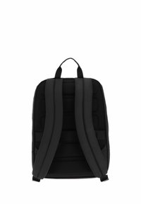 Zaino nero con spallacci imbottiti e regolabili e una maniglia superiore. Tessuto texture con design minimalista e senza loghi o dettagli visibili.