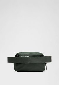 Zöld szövet övtáska cipzáros fő rekesszel és széles pánttal, sima textúrával és téglalap alakú formával.