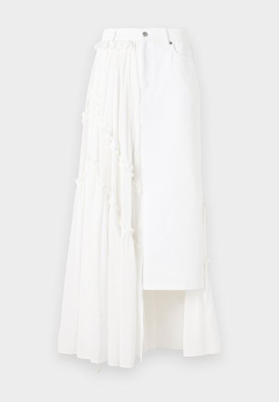 Fustă albă cu un amestec de texturi ale materialelor, cu un top ajustat și un fund plisat voluminos, împodobită cu detalii din franjuri.