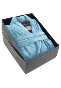 Hellblaues Frottee-Bademantel, ordentlich in einer schwarzen Box gefaltet, mit einem Bindegürtel und einem auf der Vorderseite sichtbaren Etikett.