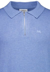 Jasnoniebieska polówka na zamek z ribbowanym kołnierzykiem, z tonalną haftowaną grafiką logo góry na piersi. Gładka tekstura.