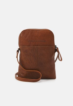 Sac bandoulière en cuir marron avec logo "Bikes & Sparrow" embossé, fermeture éclair sur le dessus et bandoulière réglable sur fond blanc.