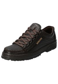 Sneaker en cuir marron avec tige texturée, bout rond et lacets marron foncé. Présente un logo de la marque et une semelle en caoutchouc robuste. Détails texturés sur l'ensemble.