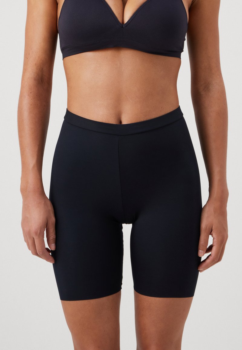 Svarta höga shorts i stretchigt material, med en slät textur och en figursydd design, som slutar ovanför knäet.
