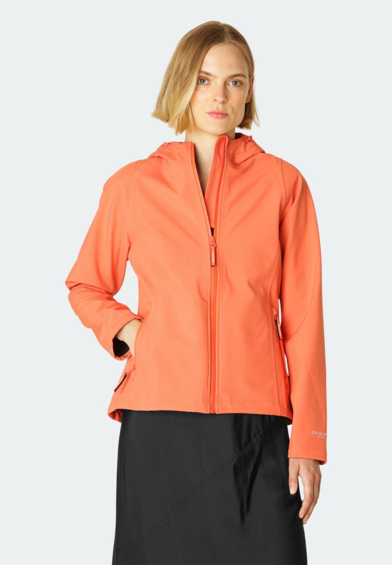 Chaqueta con capucha en color coral con cremallera frontal, hecha de una tela suave y ligera. Presenta dos bolsillos laterales y acentos negros en los puños.