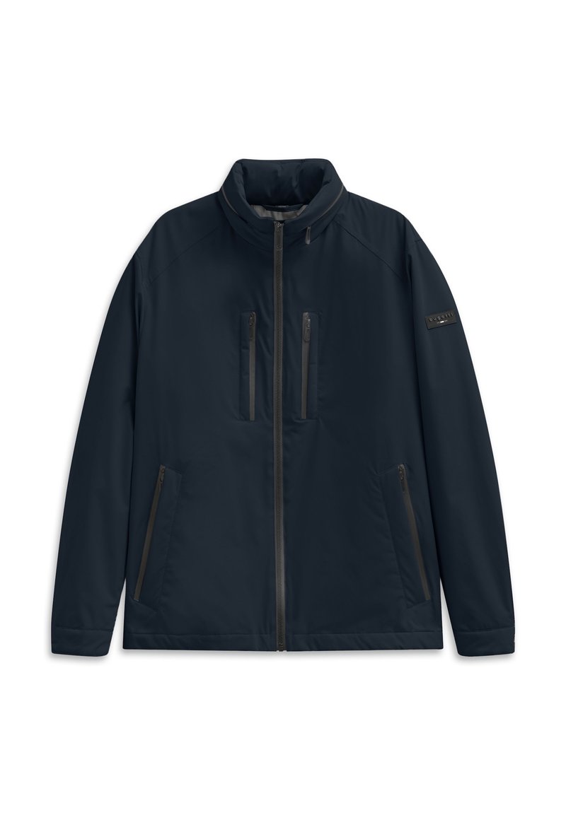Herren Softshell-Jacke in Marineblau mit hohem Kragen, Frontreißverschluss, zwei Reißverschlusstaschen auf der Brust und zwei seitlichen Reißverschlusstaschen.