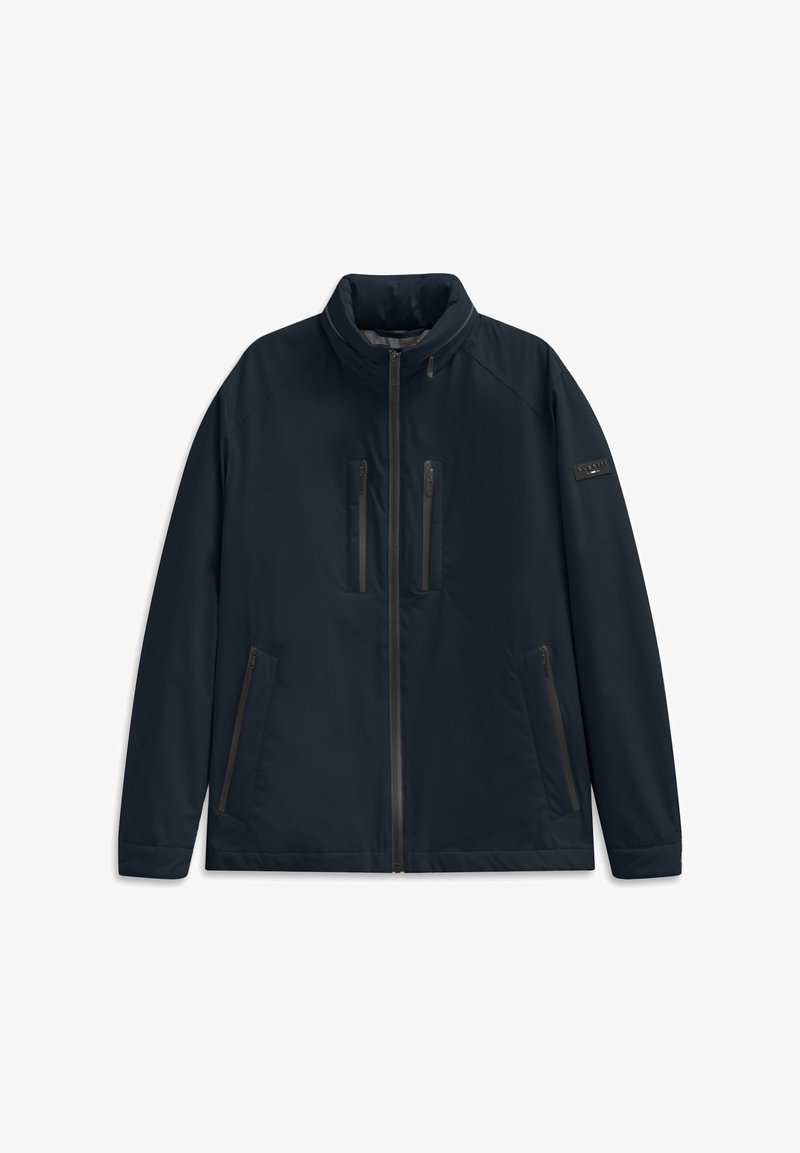 Herren Softshell-Jacke in Marineblau mit hohem Kragen, Frontreißverschluss, zwei Reißverschlusstaschen auf der Brust und zwei seitlichen Reißverschlusstaschen.