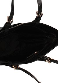 Zwarte handtas met een gestructureerd leren buitenkant, goudkleurige hardware en een ruime binnenkant met een doorgestikte stoffen voering en een ritsvak.