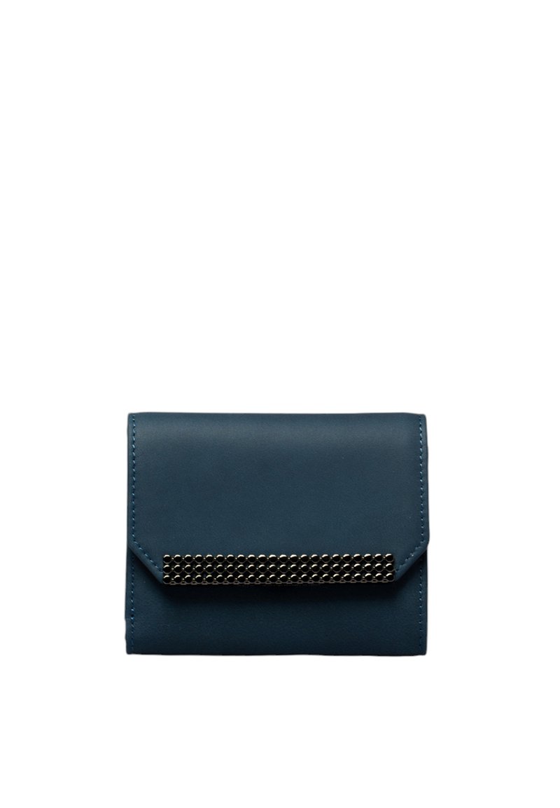 Blauwe leren portemonnee met een vouww flap. Heeft een rij metalen studs aan de voorkant voor detail. Gladde textuur en rechthoekige vorm.