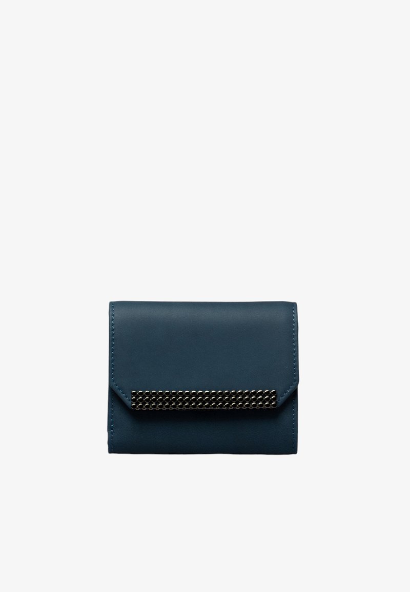 Blauwe leren portemonnee met een vouww flap. Heeft een rij metalen studs aan de voorkant voor detail. Gladde textuur en rechthoekige vorm.