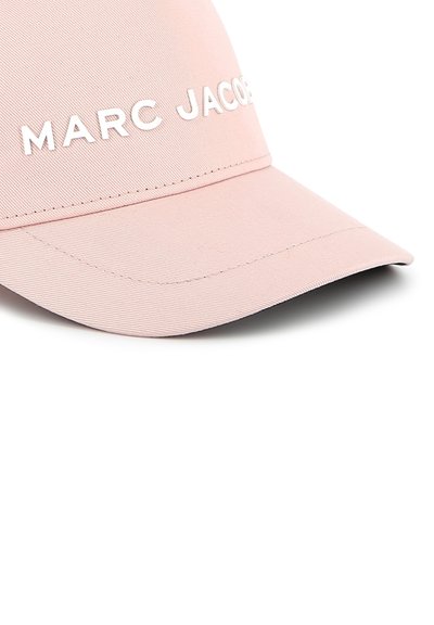 Lichtroze honkbalpet van textuurstof, voorzien van de verhoogde witte tekst "MARCI JACOB" op de voorkant, met een gebogen rand.