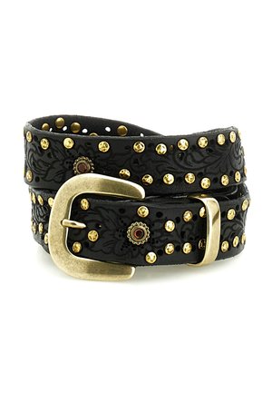 Cintura in pelle nera con motivi floreali in rilievo, borchie dorate e fibbia in ottone, arrotolata su uno sfondo bianco.