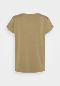 T-shirt vert olive en tissu doux, avec des manches courtes, un col rond et une coupe décontractée avec une texture lisse.