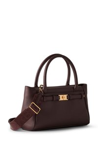 Dunkelburgunderfarbene Lederhandtasche mit zwei Handgriffen, einem abnehmbaren Riemen, goldenen Hardware-Elementen und einem Vorderverschluss mit einem gürtelartigen Akzent.