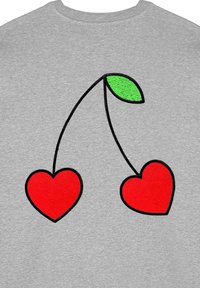 T-shirt grigia con un design grafico di due cuori rosse su una cornice nera, con una foglia verde sopra, posizionata sul retro.