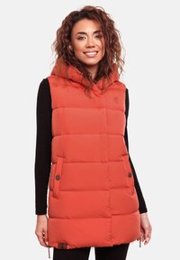 Orange gepolsterte Weste mit Kapuze, ausgestattet mit einem Reißverschluss, zwei vorderen Taschen und einer strukturierten Oberfläche. Enthält ein Markenlogo nahe dem Halsbereich.