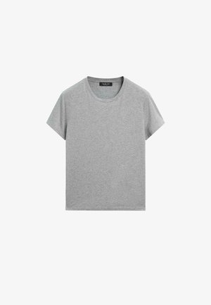 Lichtgrijs T-shirt met korte mouwen en ronde hals, effen ontwerp, plat weergegeven op een witte achtergrond.